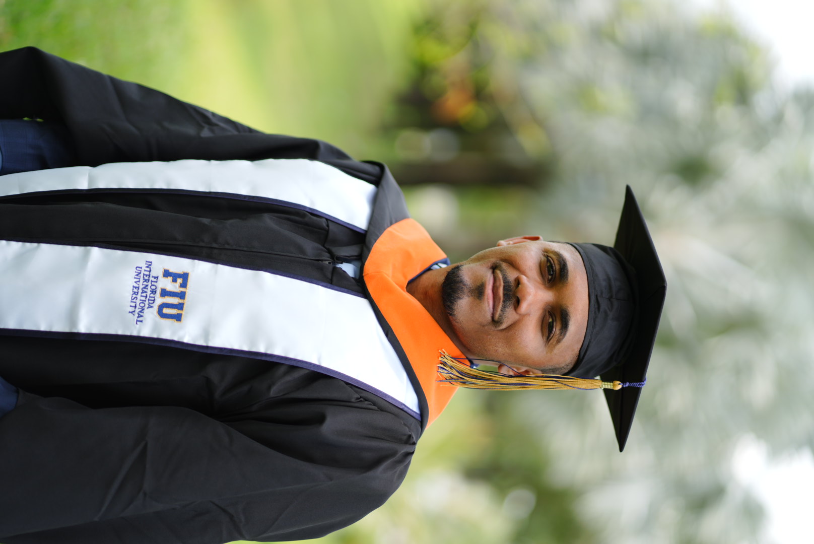 Jeffrey en su graduación universitaria